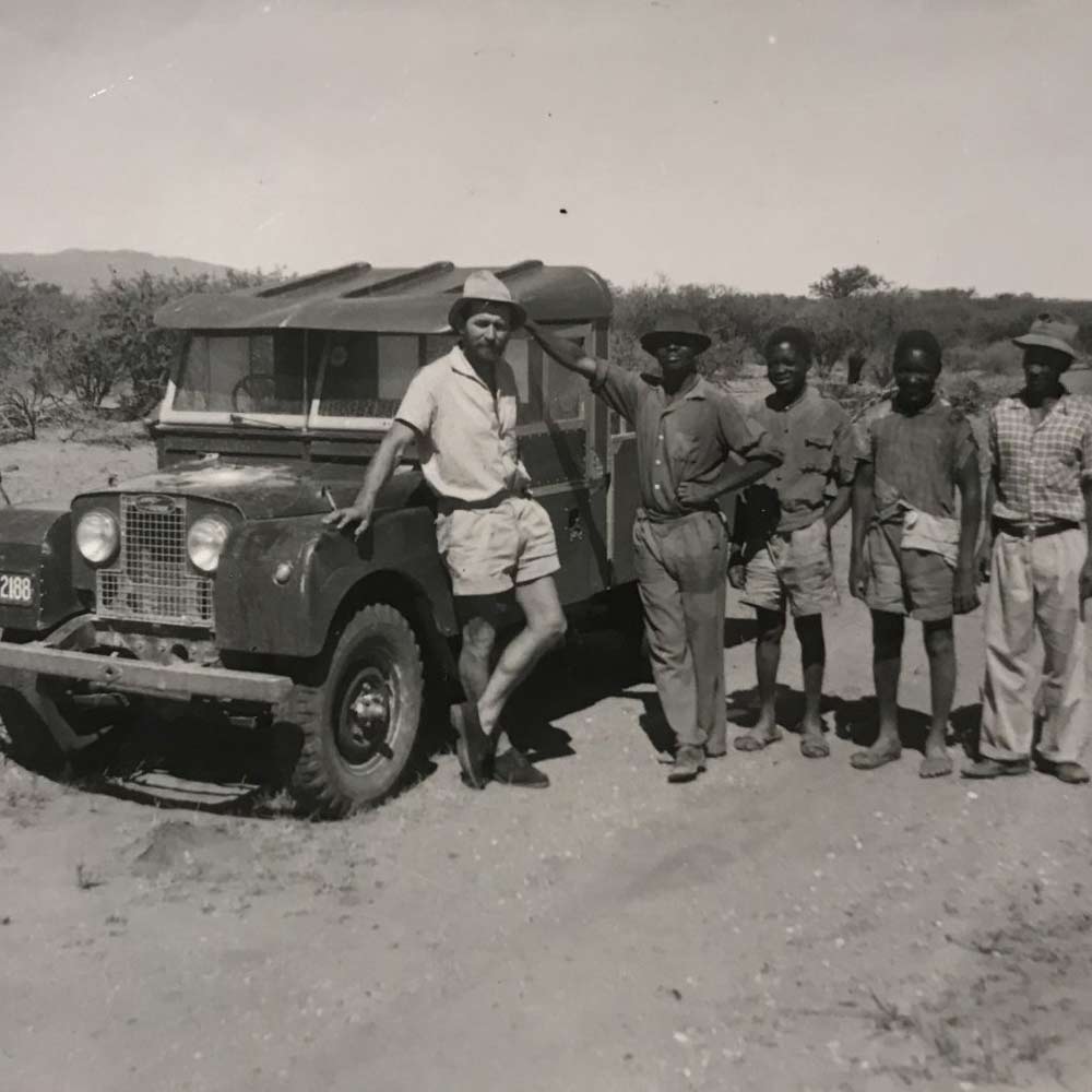 Alfred Schodlok mit Helfern auf der Farm in Namibia